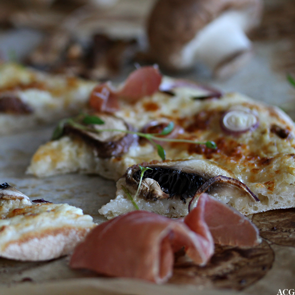 Nærbilde av hvit pizza