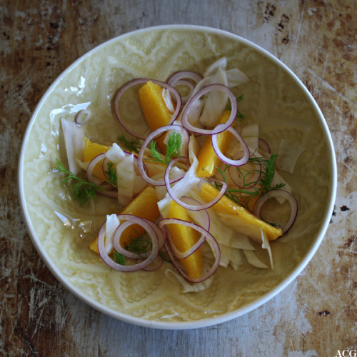 salat med appelsinfileter, fennikel og rødløk