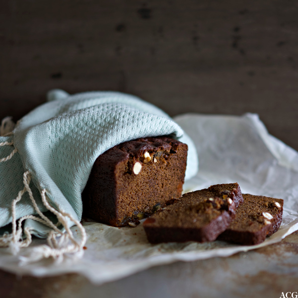 ingefærkake med hasselnøtter og tørket frukt
