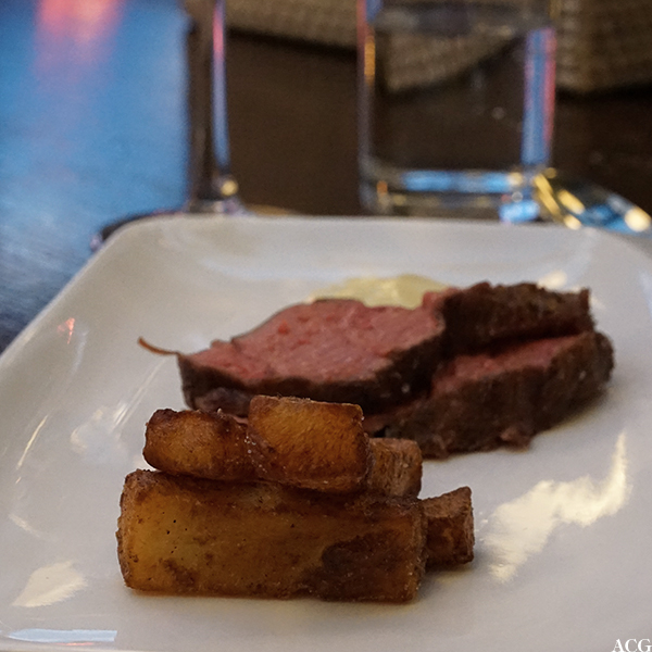 entrecôte soud vide, tilberedt med flytende nitrogen, trippelfriterte potetstaver og bearnaise sous vide