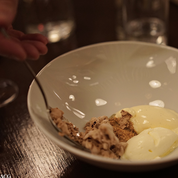 Vaniljeis og sjokolademousse laget med flytende nitrogen
