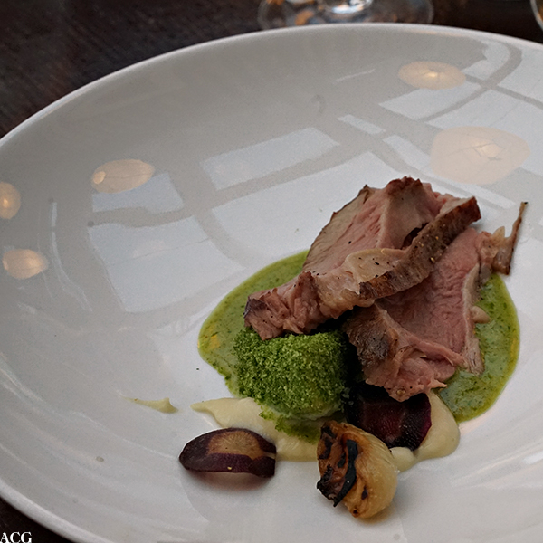 Lam sous vide med selleri- og persipperotkrem og bakt sellerirot