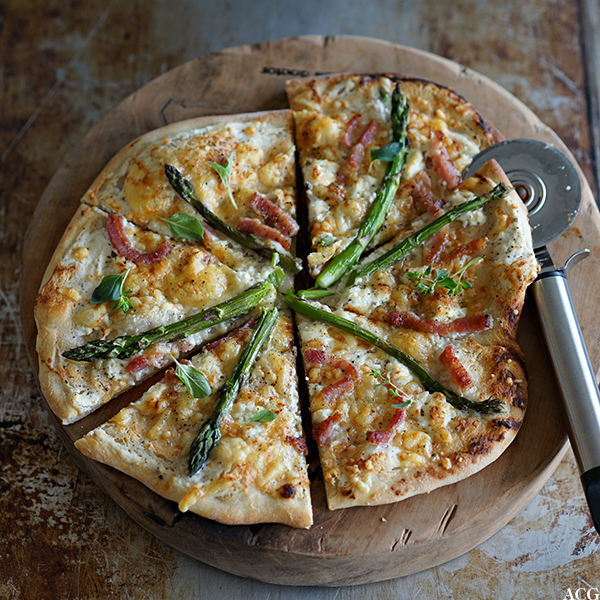 Aspargespizza med bacon og chevre