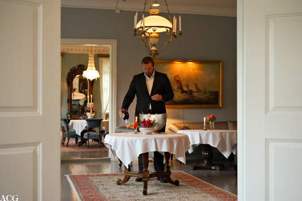 Hovmester Dagfinn Galdal kvalitetssikrer vinen på Boen Gård