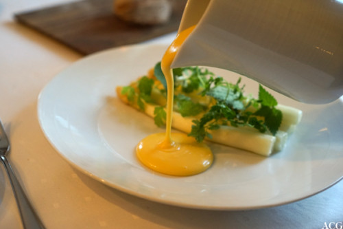 Hvite asparges fra Niedersachsen med hollandaise