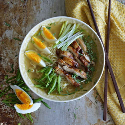 nudelsuppe med teriyakikylling og egg