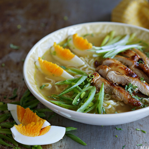nudelsuppe med teriyakikylling og egg