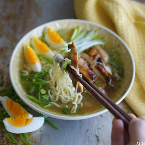 nudelsuppe med teriyakikylling og egg