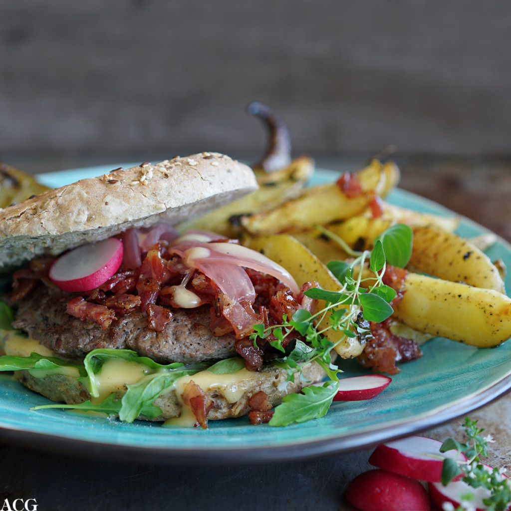 Hamburger med bacon og rødløk