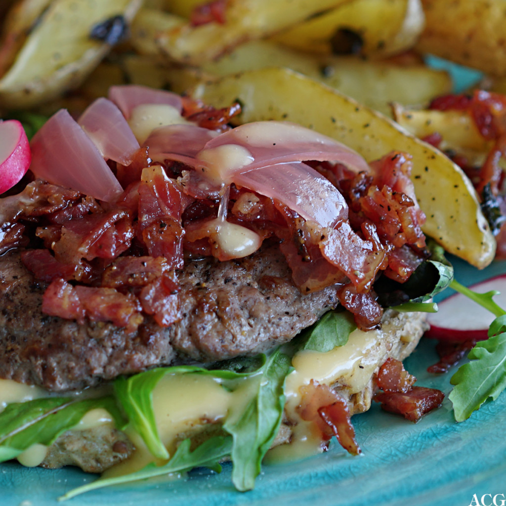 nærbilde av hamburger med bacon