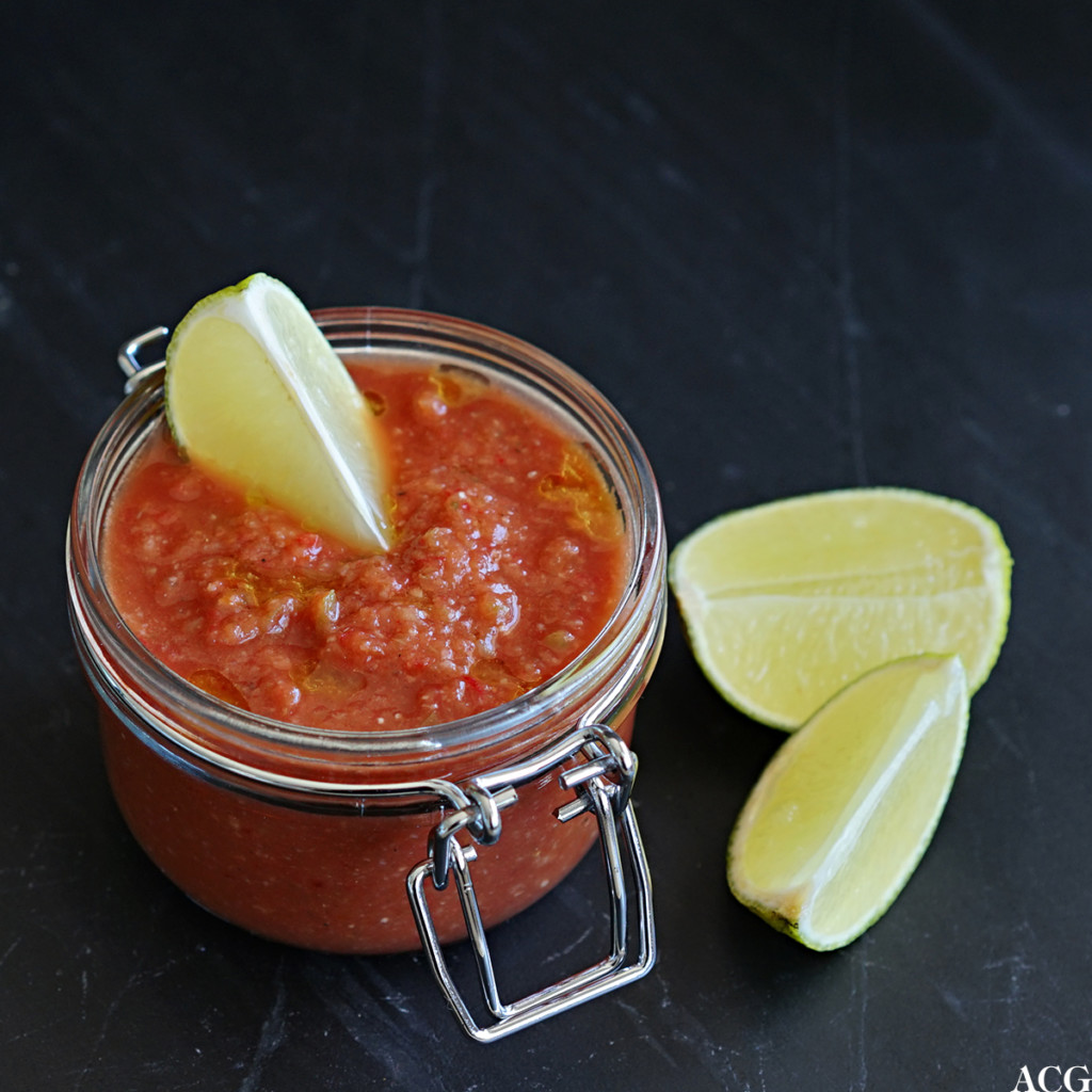 Glass med gazpacho og limebåter