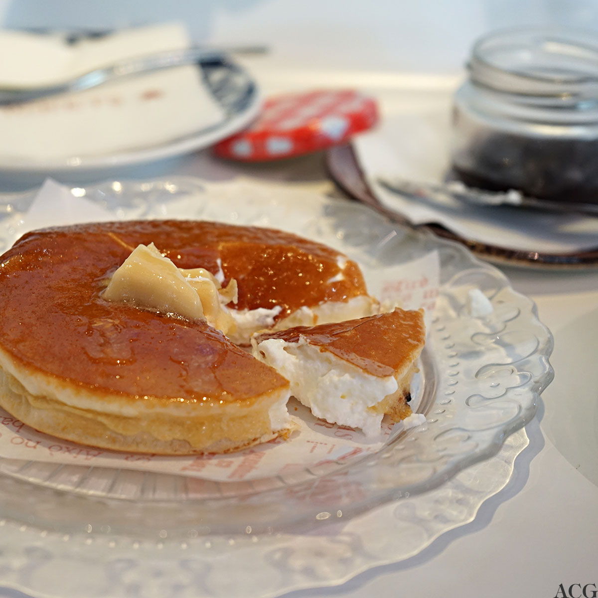 Karamellisert luftpannekake med yoghurtskum, lønnesirup og solbærkompott