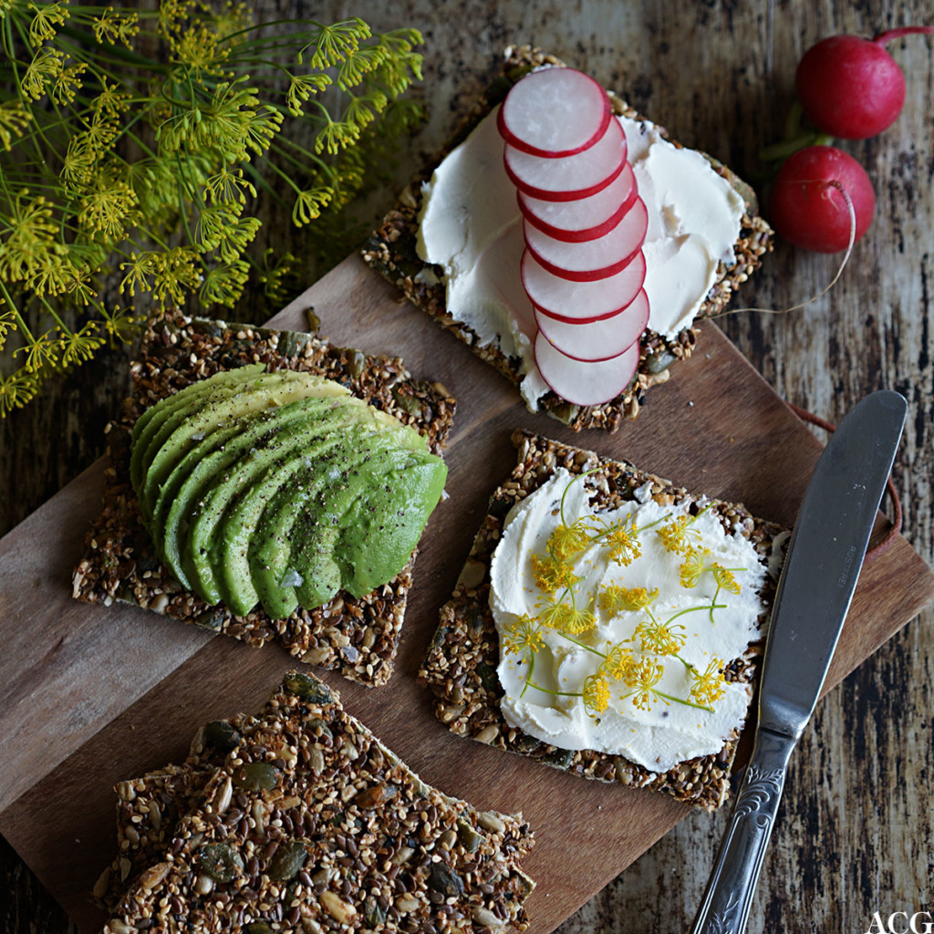 knekkebrød uten mel, med avokado, smøreost og reddik
