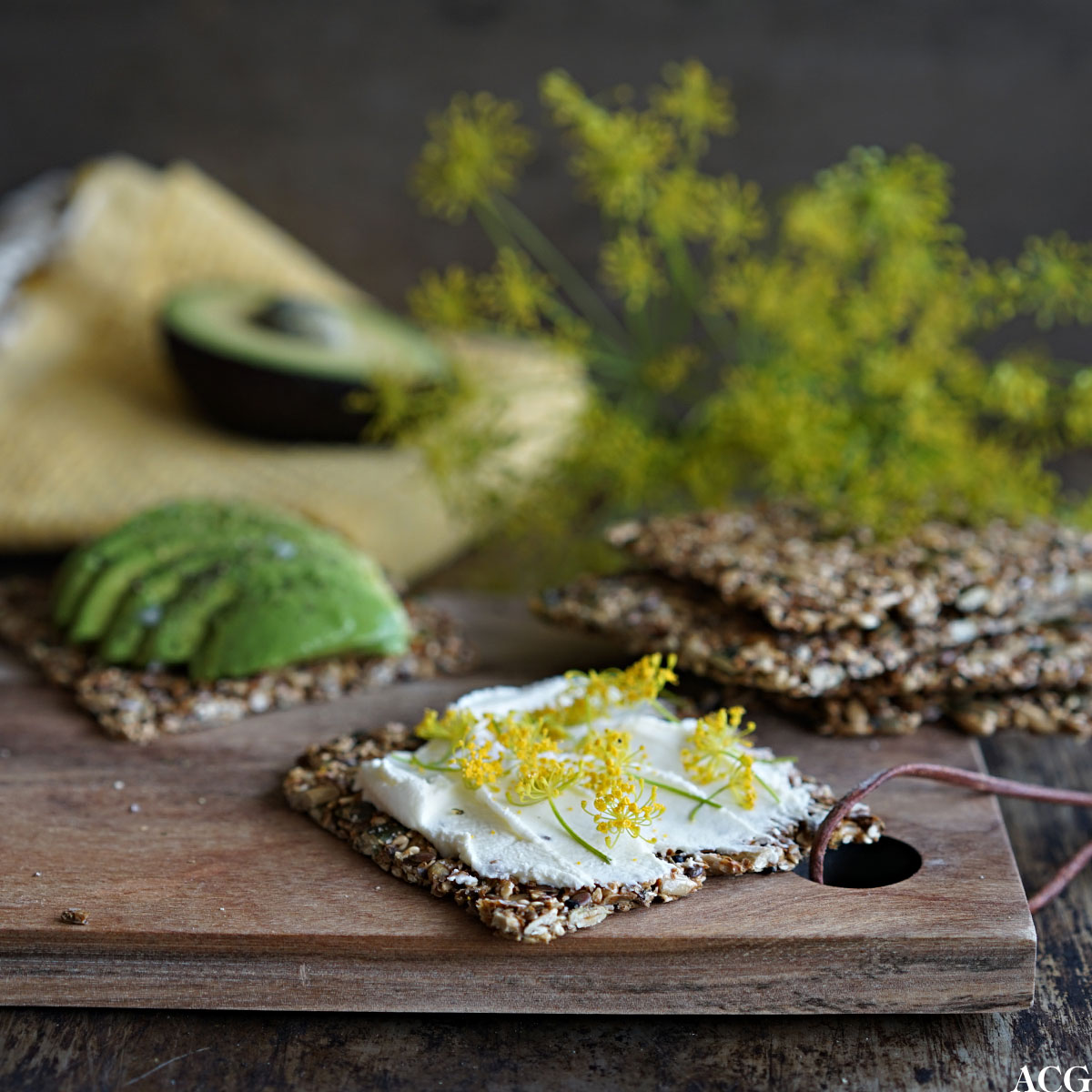 knekkebrød med smøreost og avokado