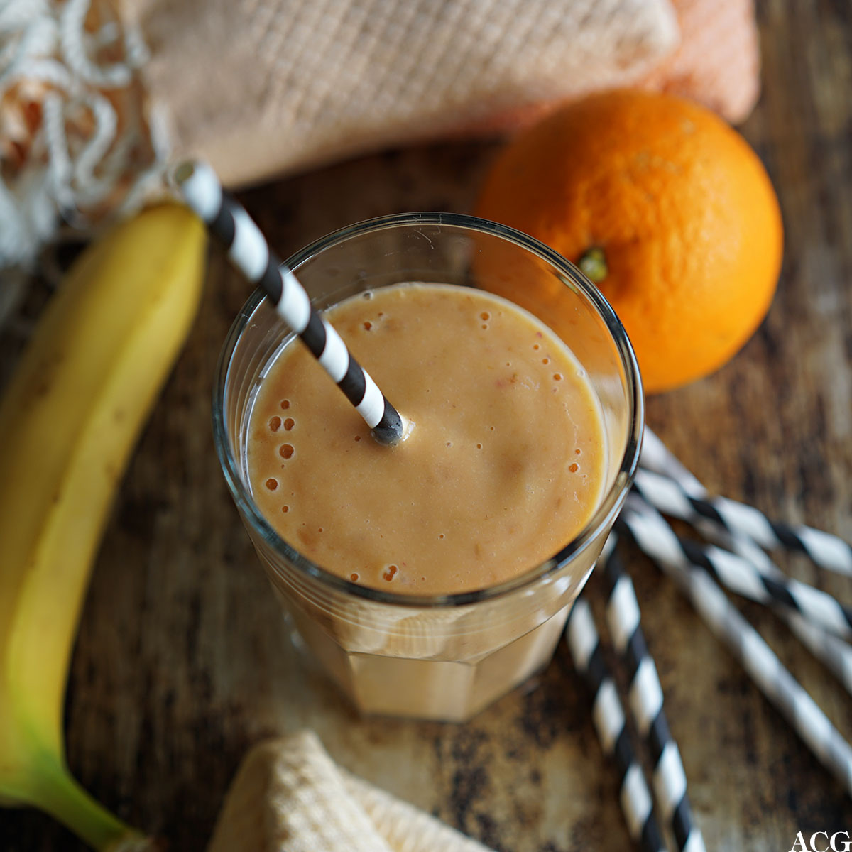 smoothie med banan, mango og appelsin
