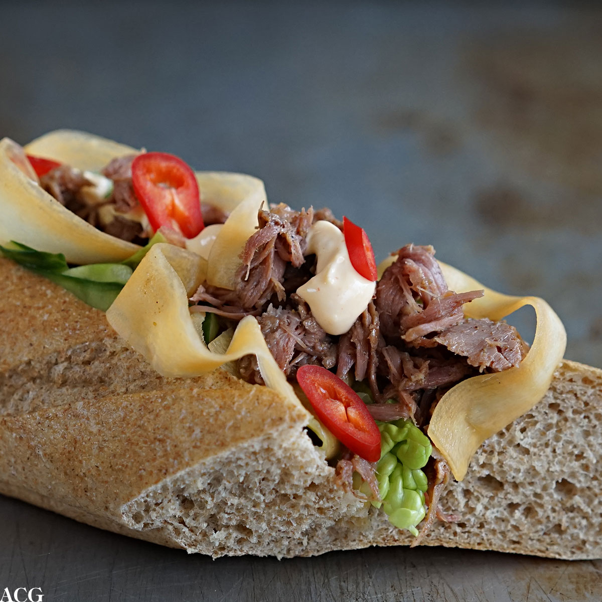 sandwich med marinert svineknoke