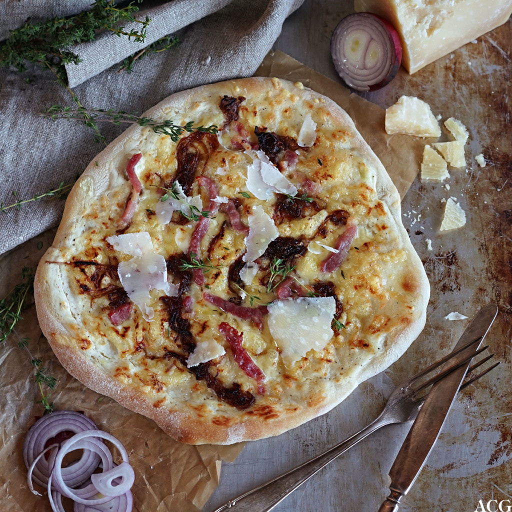rask gourmetpizza med bacon og rødløk