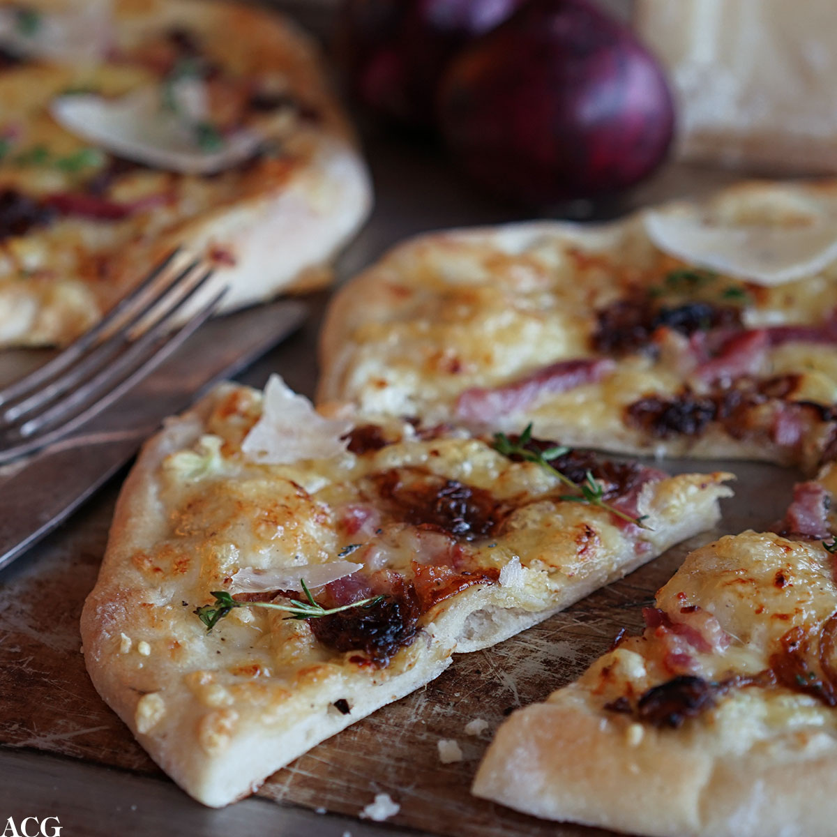rask pizza med bacon og rødløk