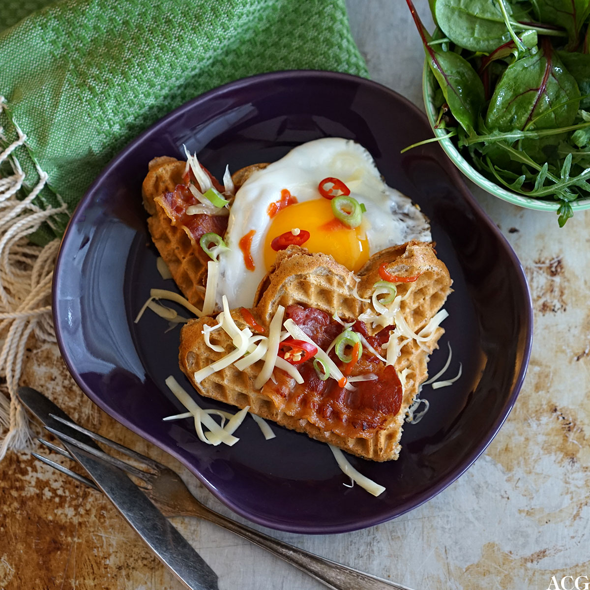 grov rugvaffel med ost, egg og bacon