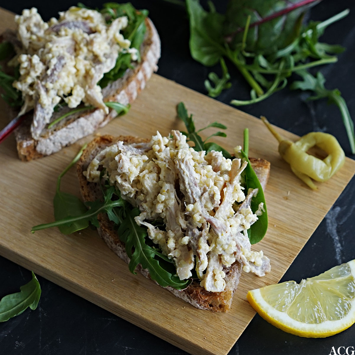 to skiver brød med hønsesalat med karri