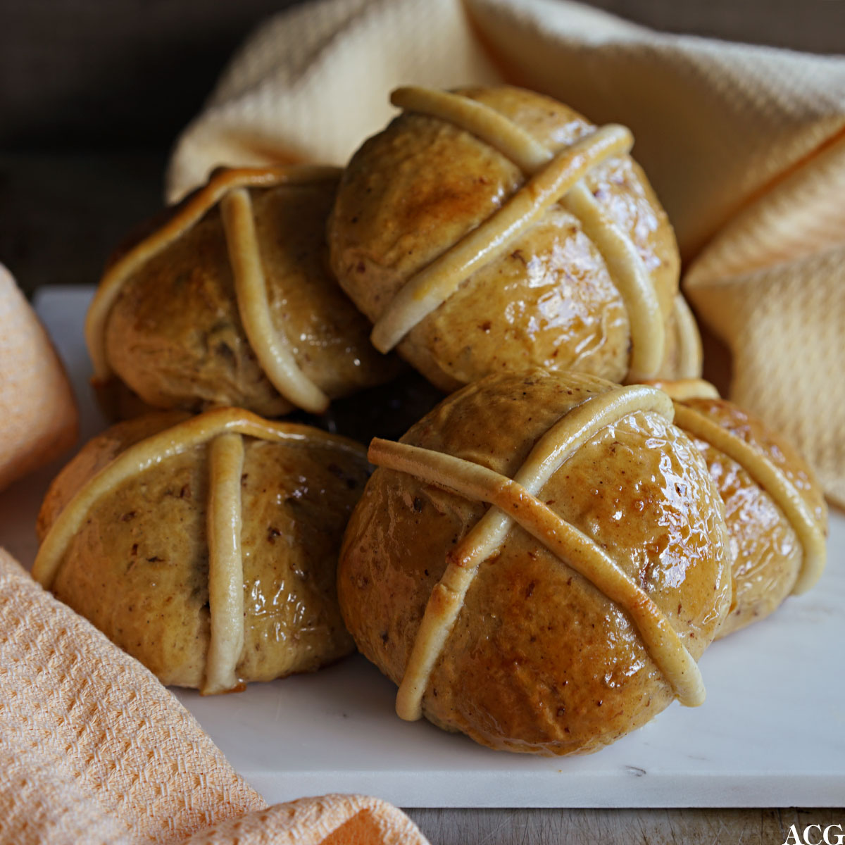 hot cross boller med marsipan og glasur