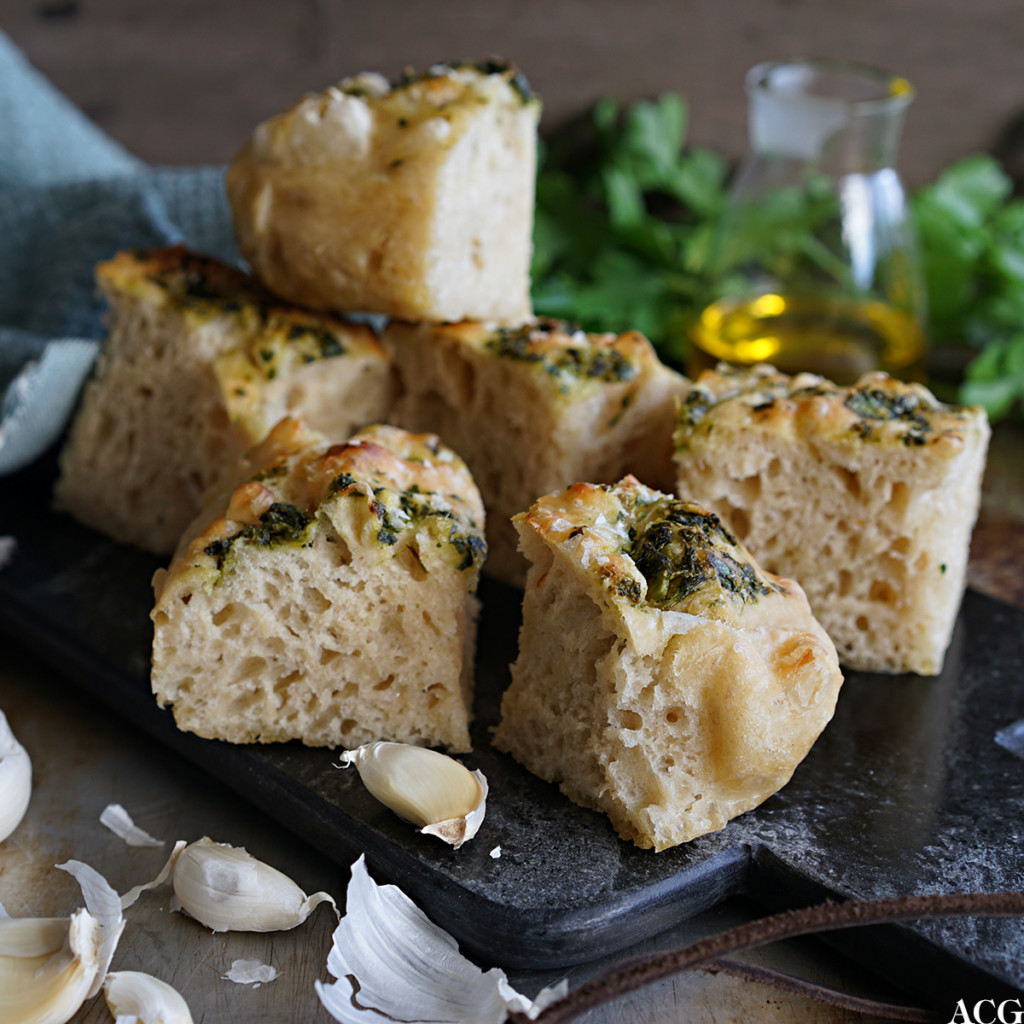 focaccia med hvitløk og persille