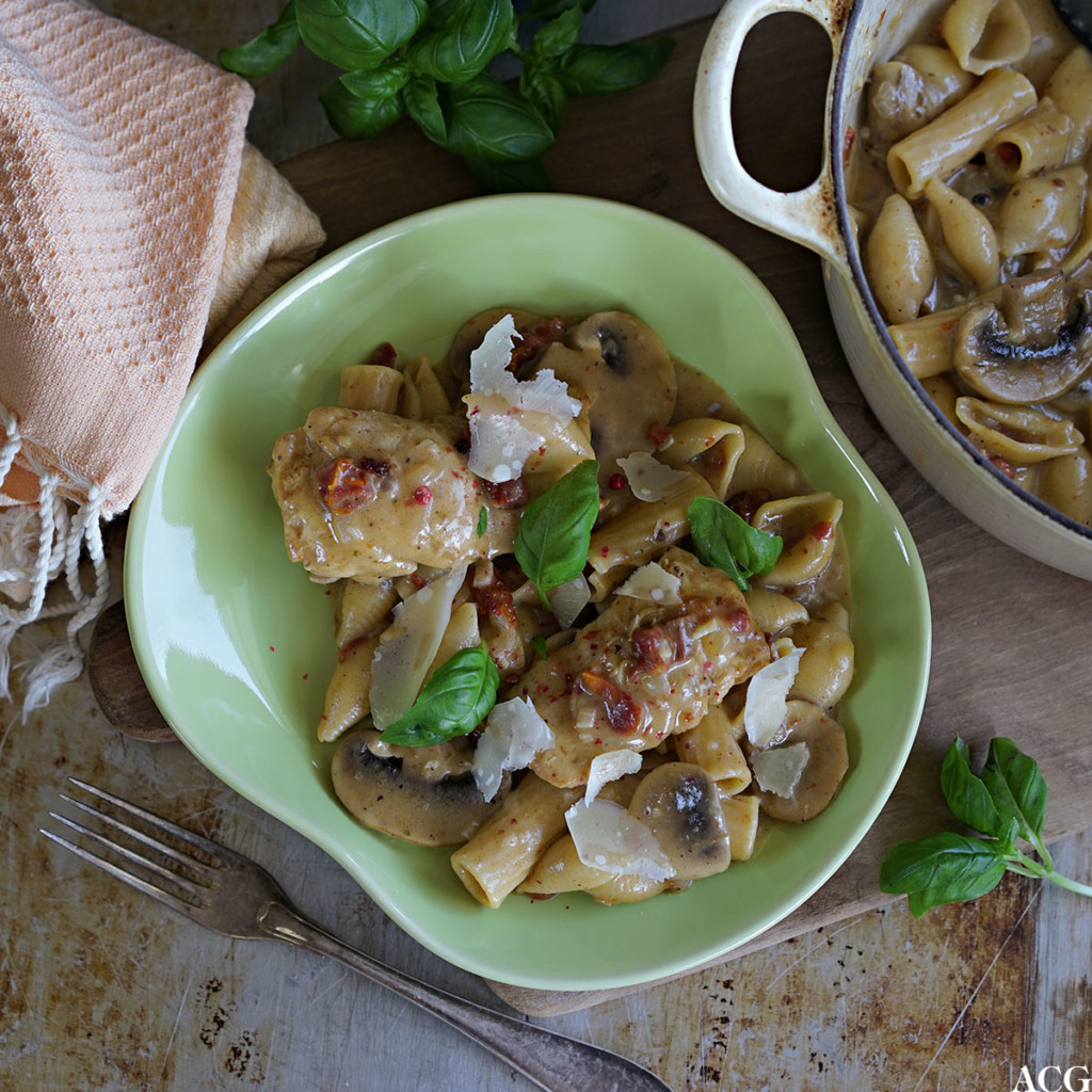 one pot pasta med kylling, sopp og soltørka tomater