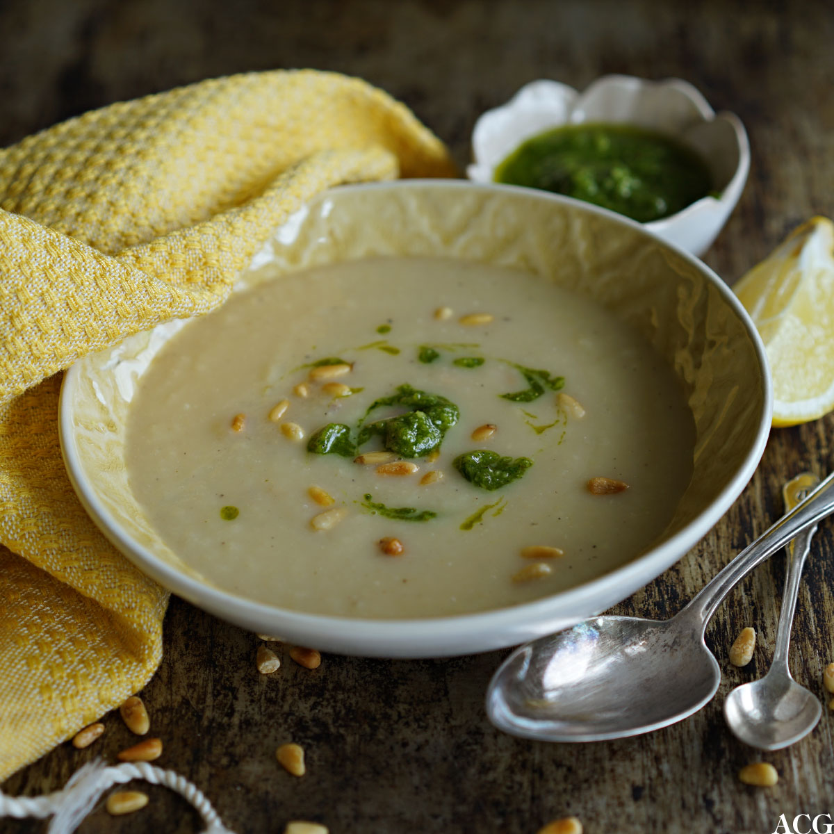 Sellerirotsuppe med pesto og pinjekjerner