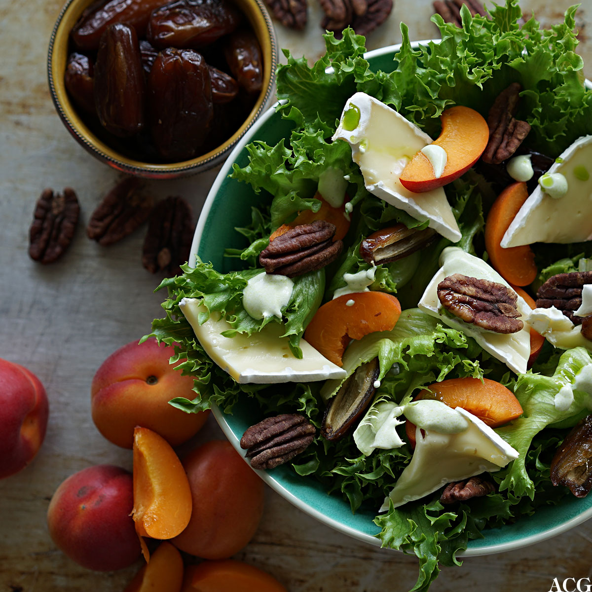 Sommersalat med aprikos og dadler
