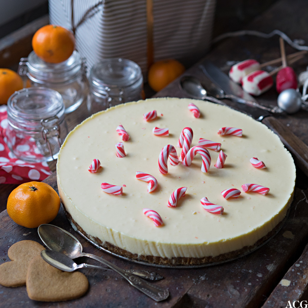 ostekake med pepperkake, klementin og julestenger