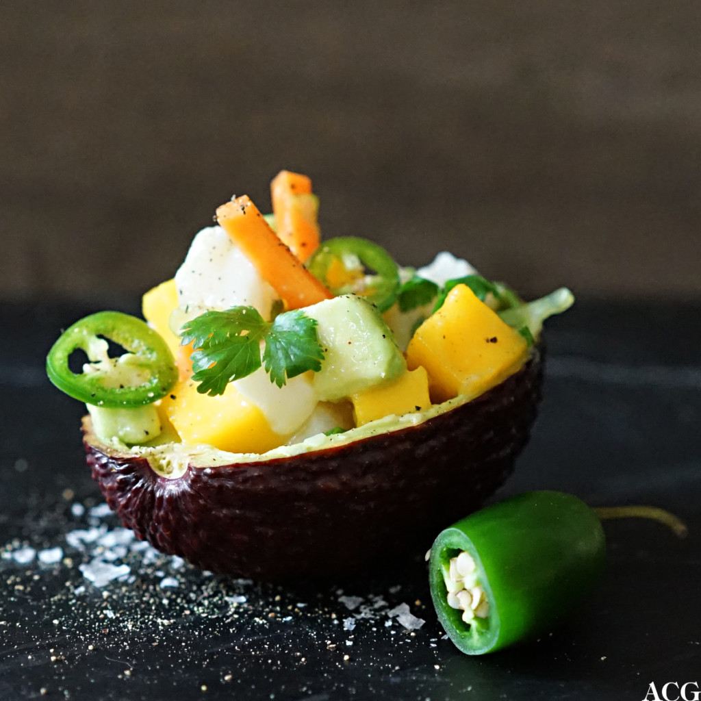 ceviche med kveite servert i avokadoskall