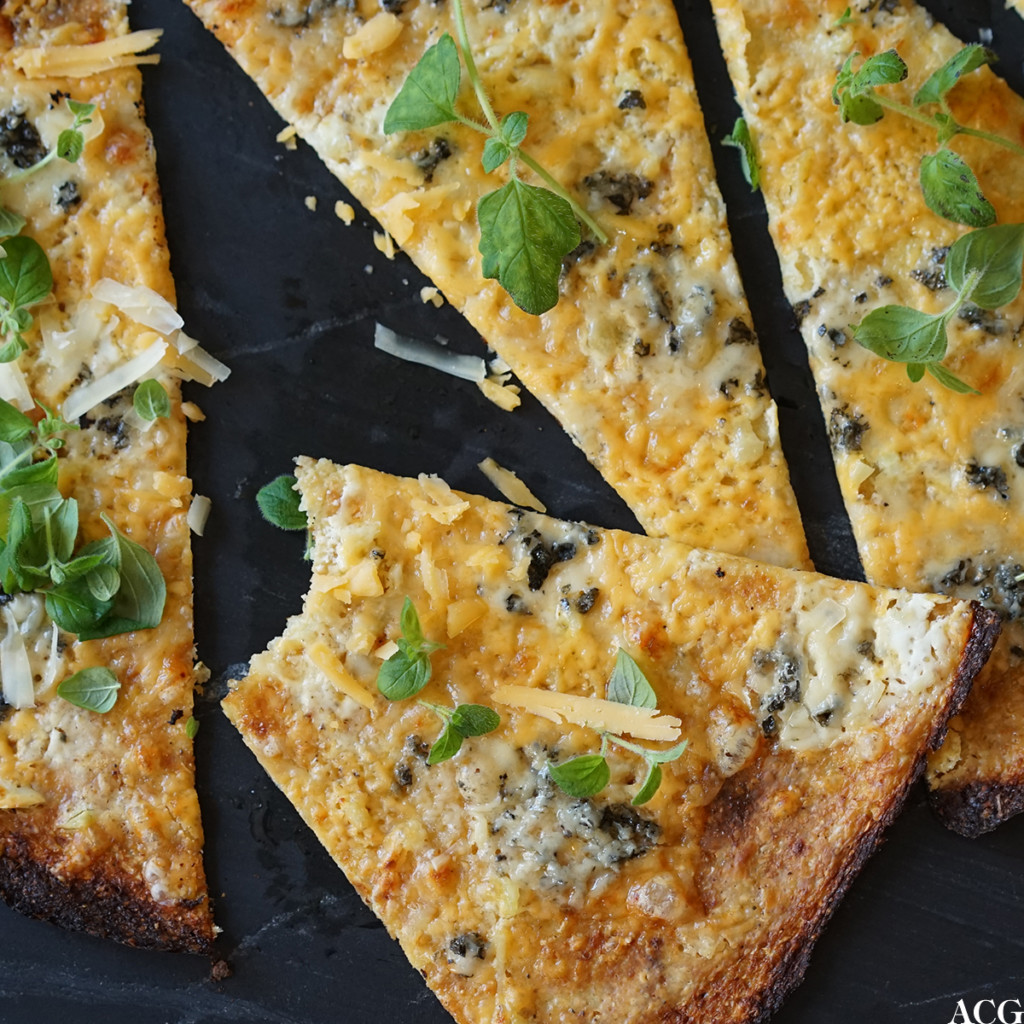blomkålpizza med 4 oster og frisk oregano