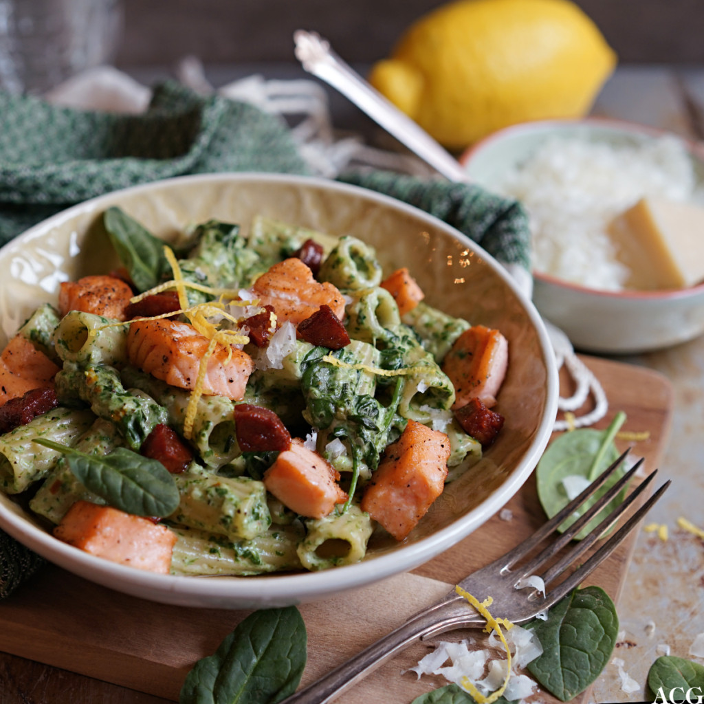 pasta med laks, spinat og chorizo