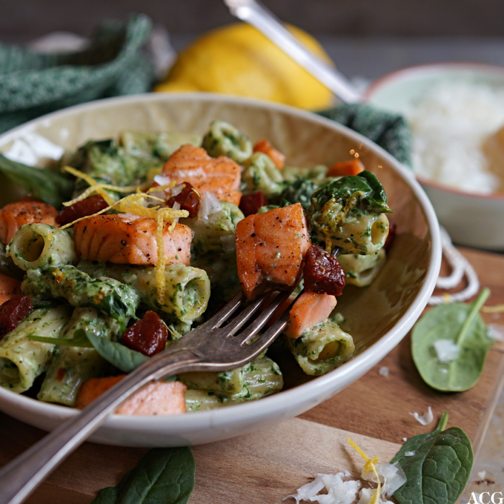 pasta med stekt laks, kremet spinat og chorizo