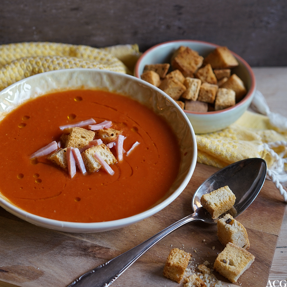 tomatsuppe med chili, skinke og krutonger