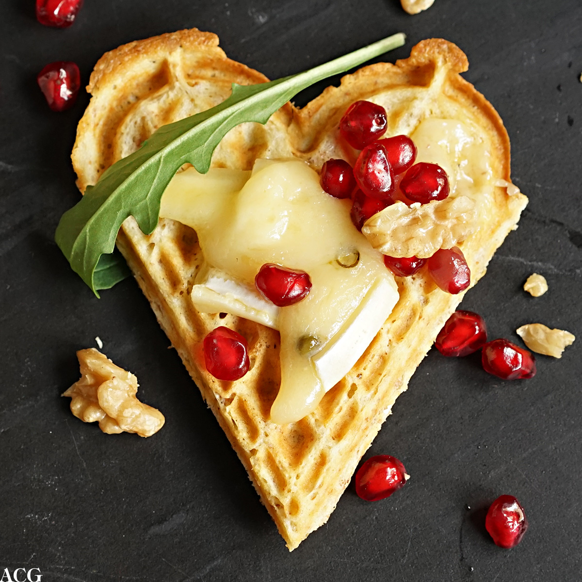 havrevafler med brie og granateplesalat