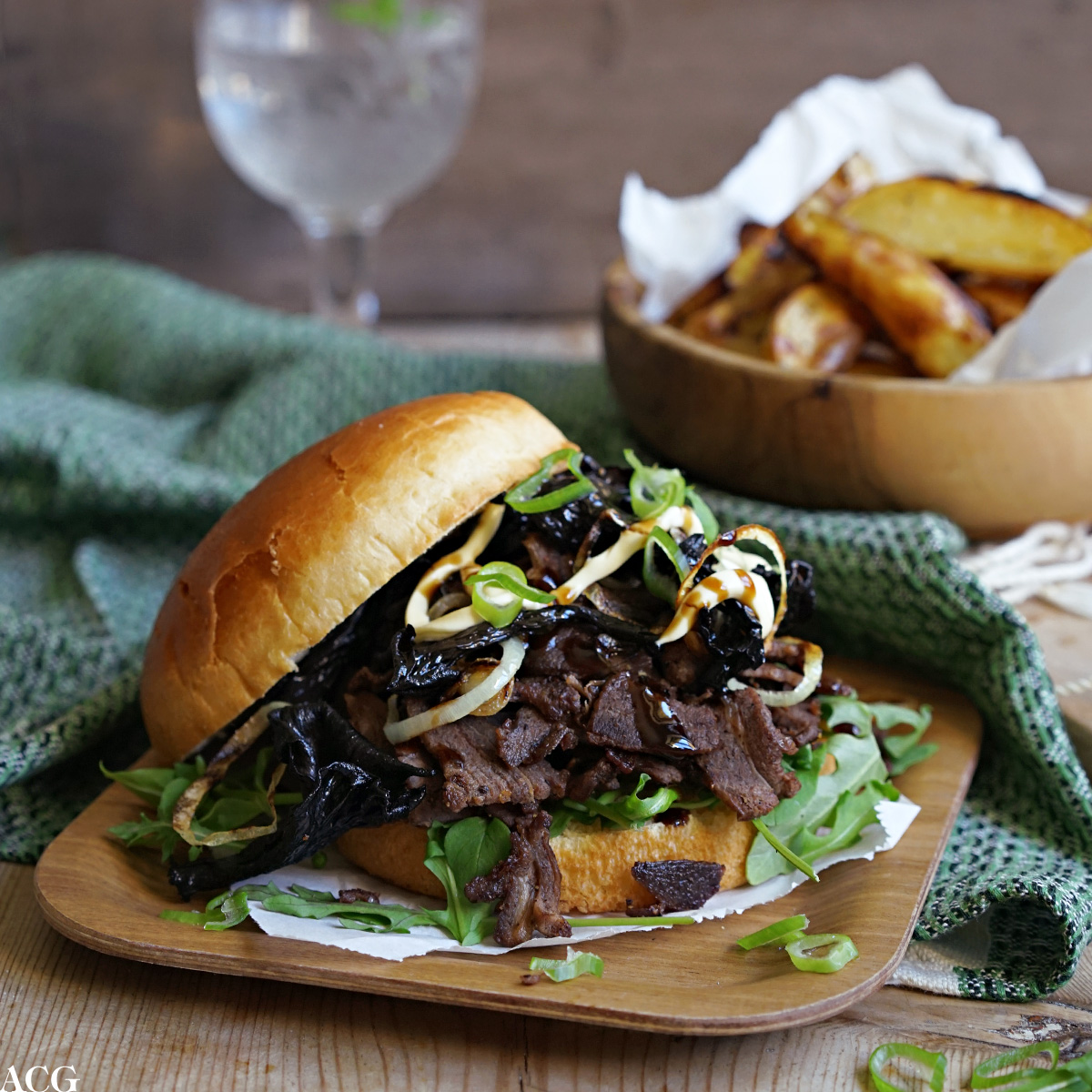 reinskavburger med båtpoteter og yakinikusaus