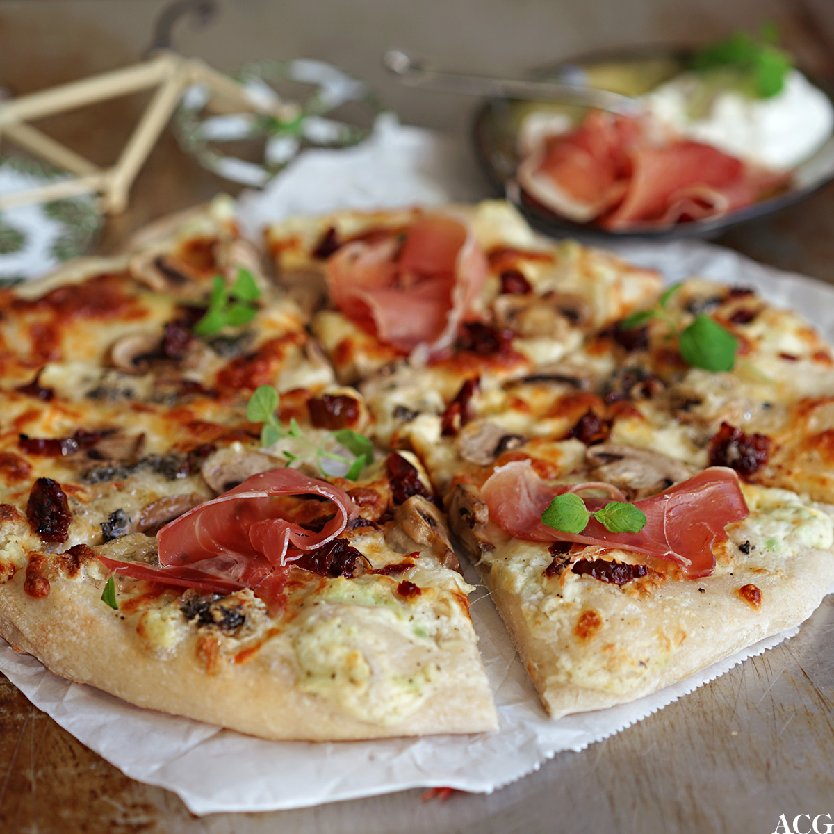 hvit pizza med skinke og blåmuggost