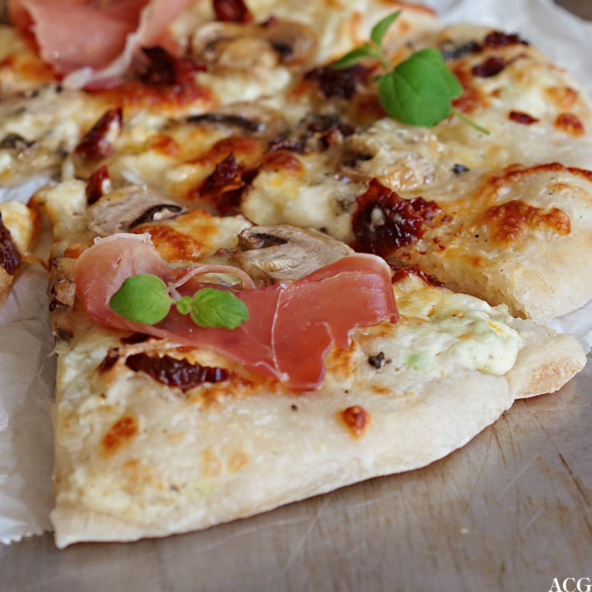 hvit pizza med skinke og blåmuggost