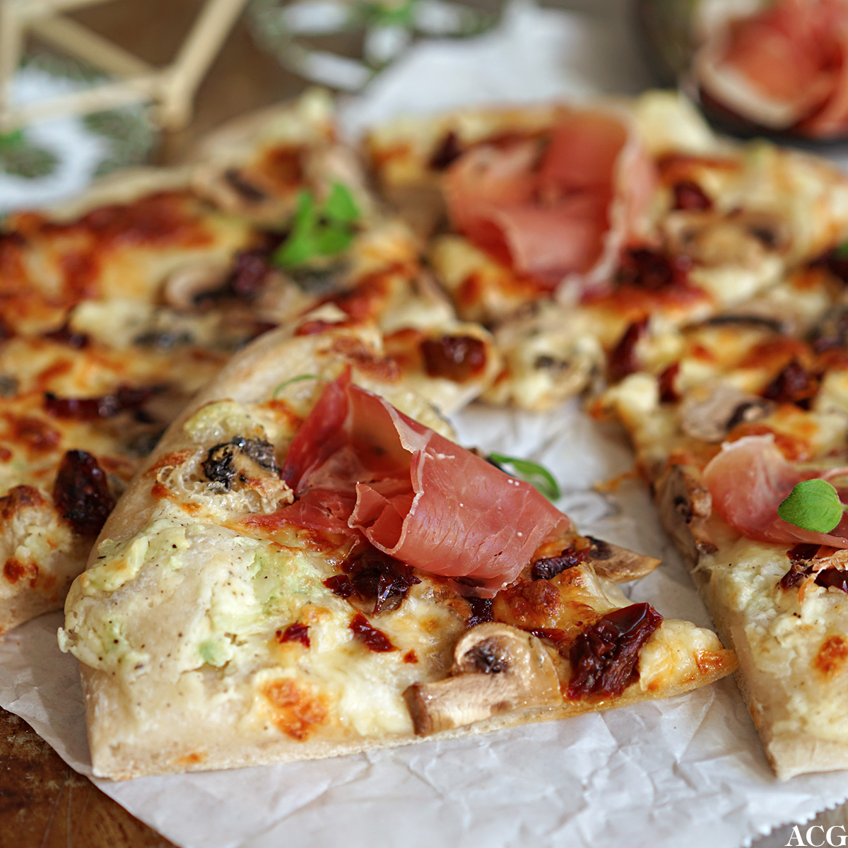 hvit pizza med skinke og blåmuggost