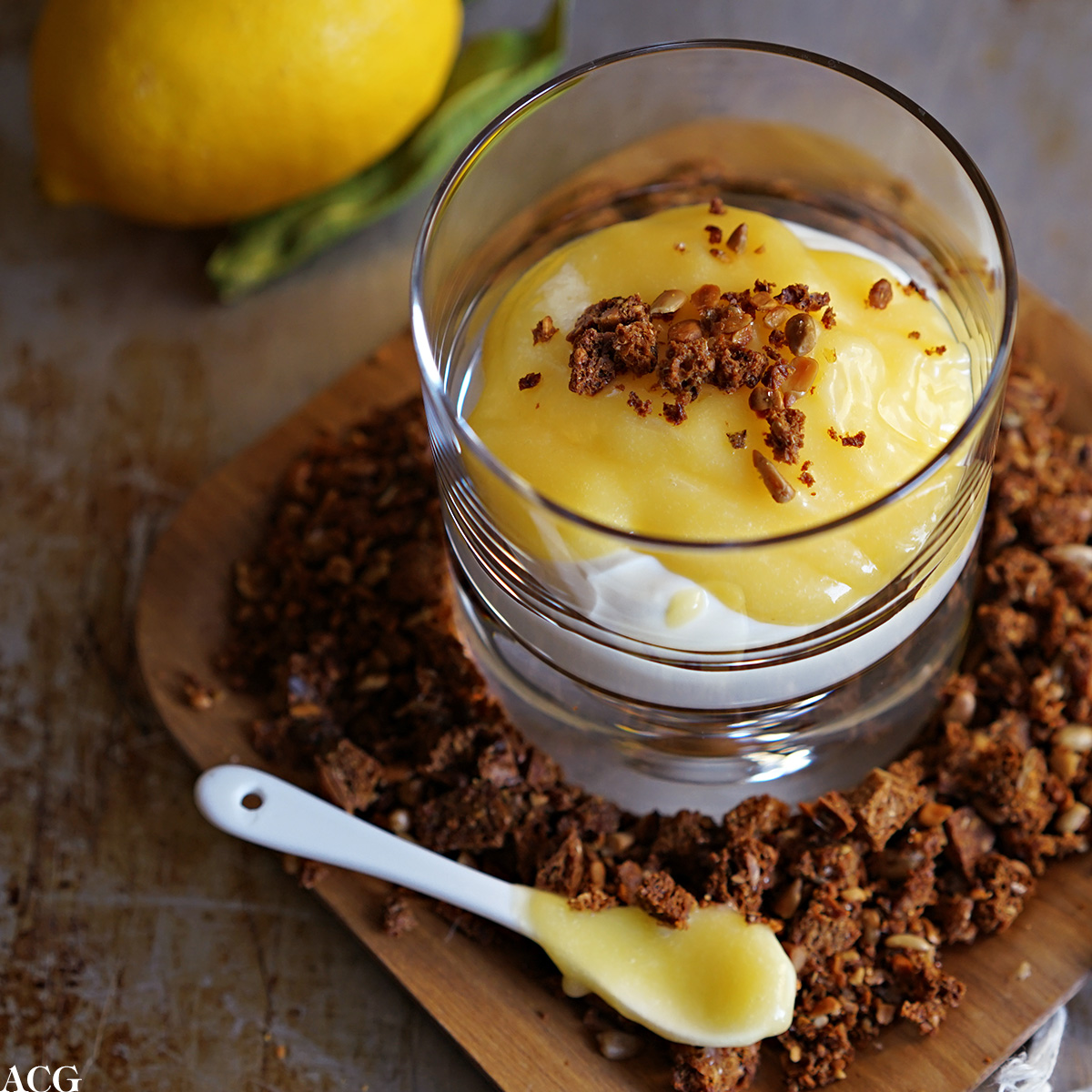 dessert med lemon curl, yoghurt og rugbrødsmuler