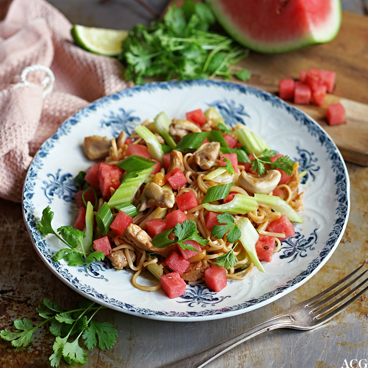 Spicy vannmelonsalat med kylling og nudler