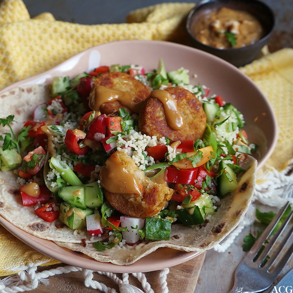 falafel med couscoussalat og peanøttdressing