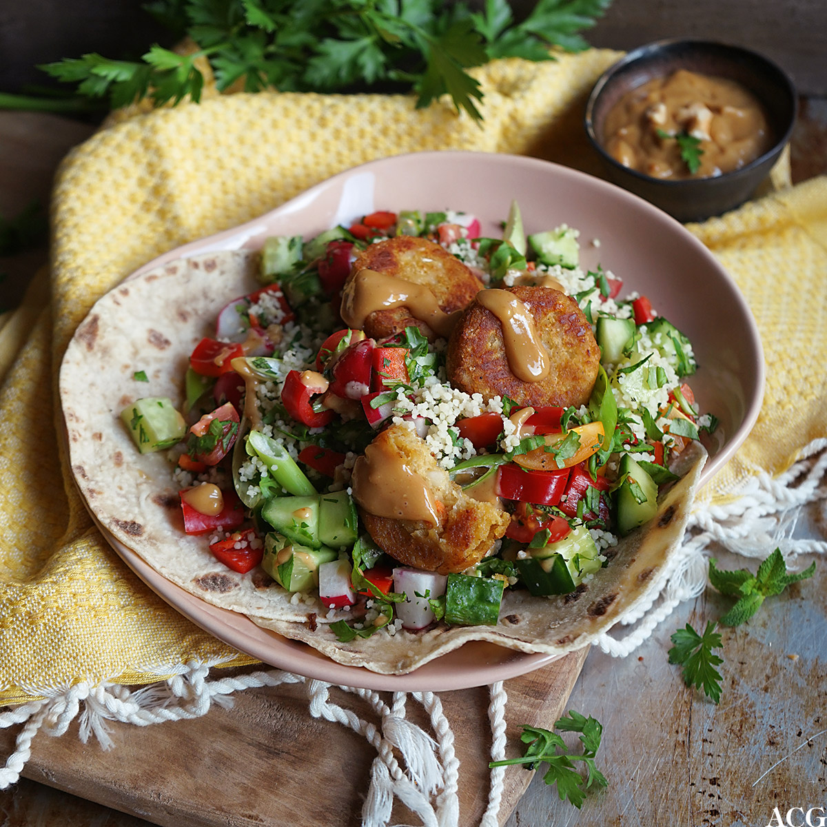salat med falafel, couscous og peanøttdressing