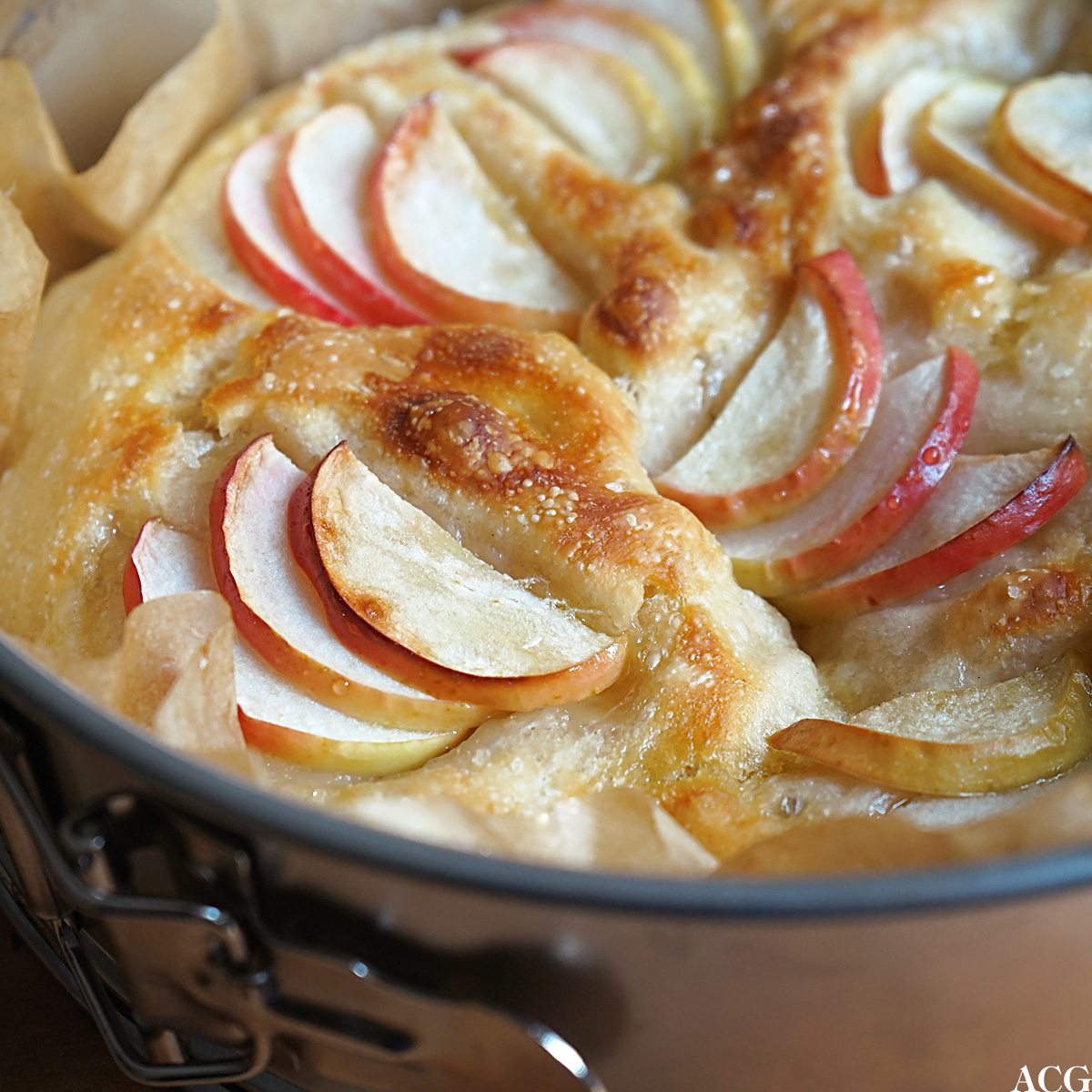 focaccia med epler i kakeform