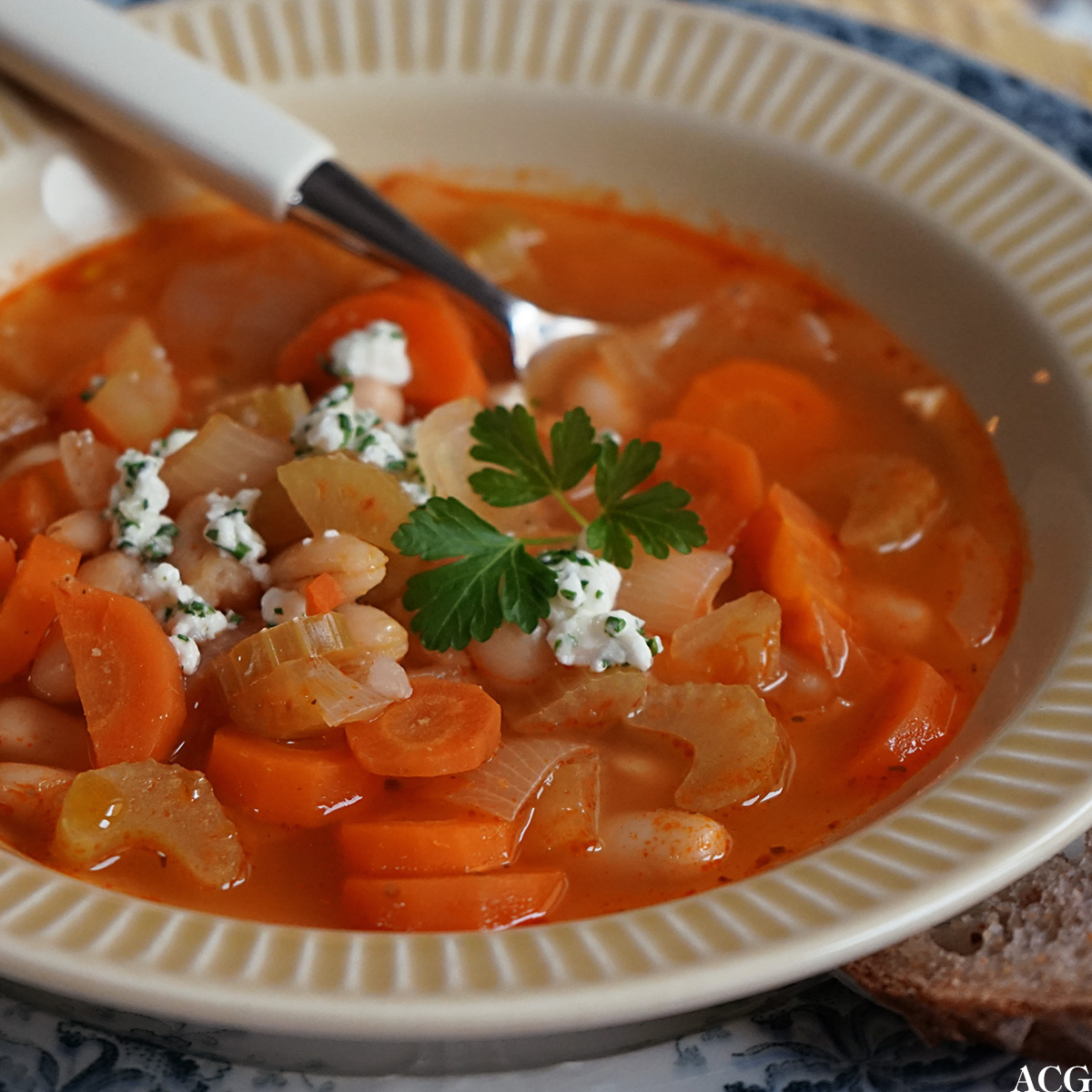 fasolada - gresk bønnesuppe med fetaoslt