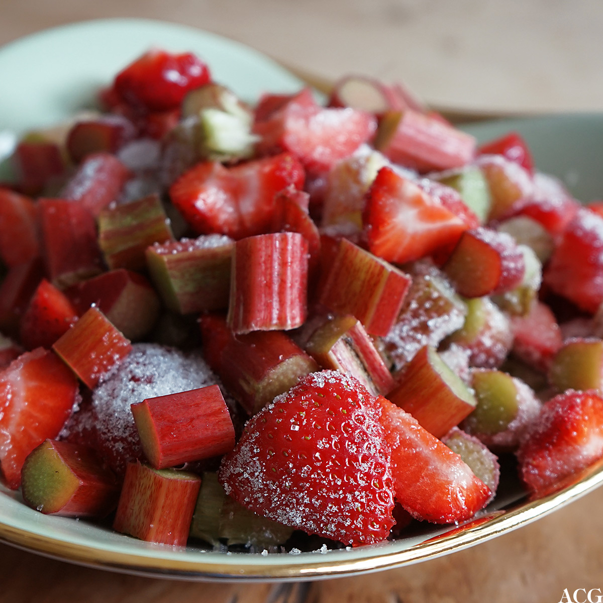 rabarbra og jordbærsyltetøy er perfekt å lage om sommeren